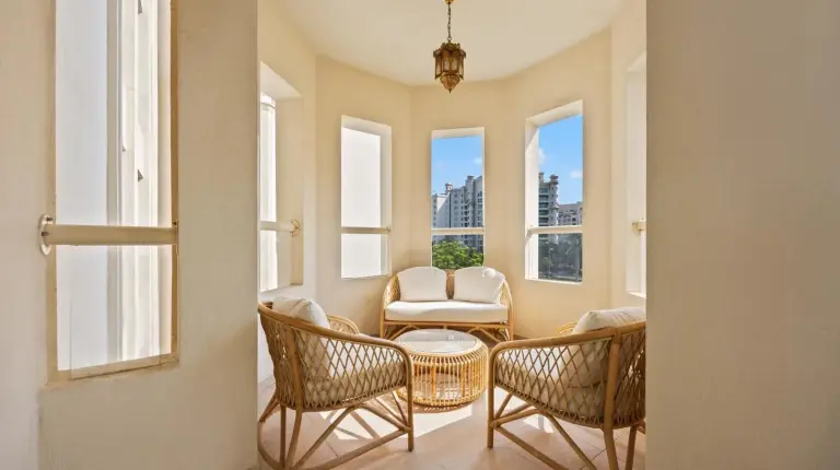una habitaciÃ³n con sillas, una mesa y ventanas en 2BDR Luxury Apartment in Palm en DubÃ¡i