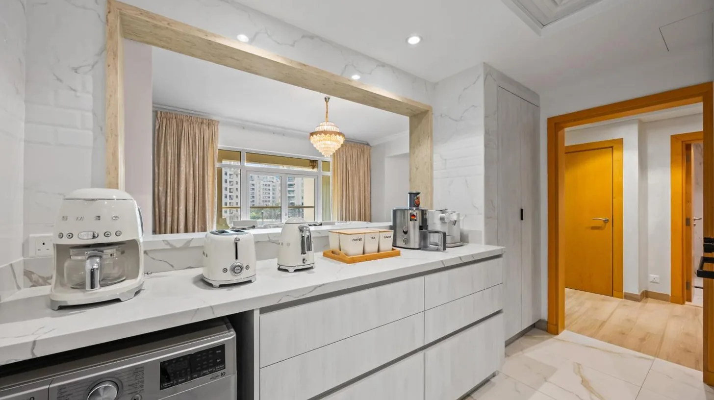 una cocina con una encimera y electrodomÃ©sticos en 2BDR Luxury Apartment in Palm en DubÃ¡i