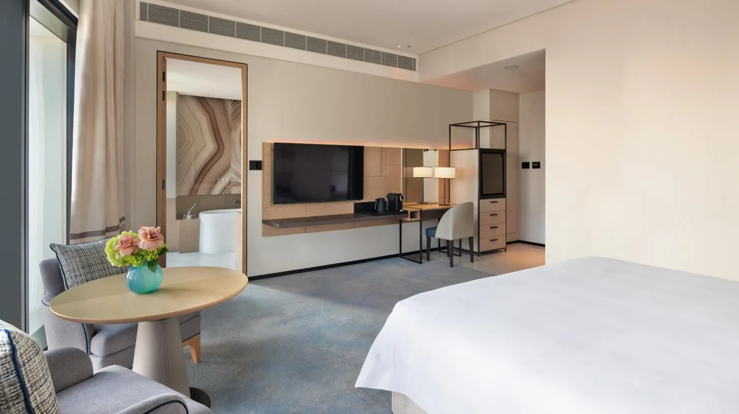 une chambre d'hÃ´tel avec un lit et une table Ã  l'Address Beach Resort Ã  DubaÃ¯