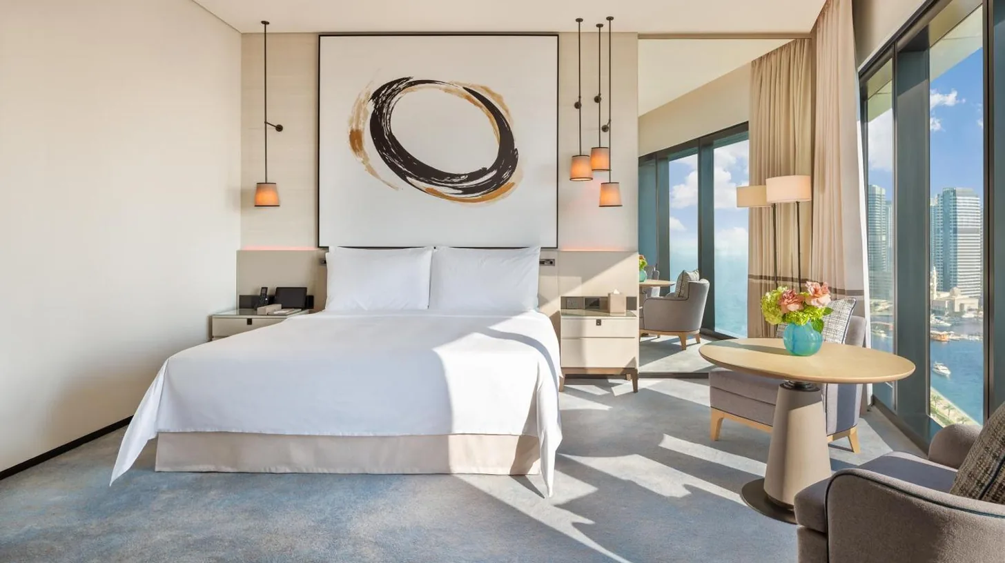 une chambre avec un lit et un salon Ã  l'Address Beach Resort Ã  DubaÃ¯