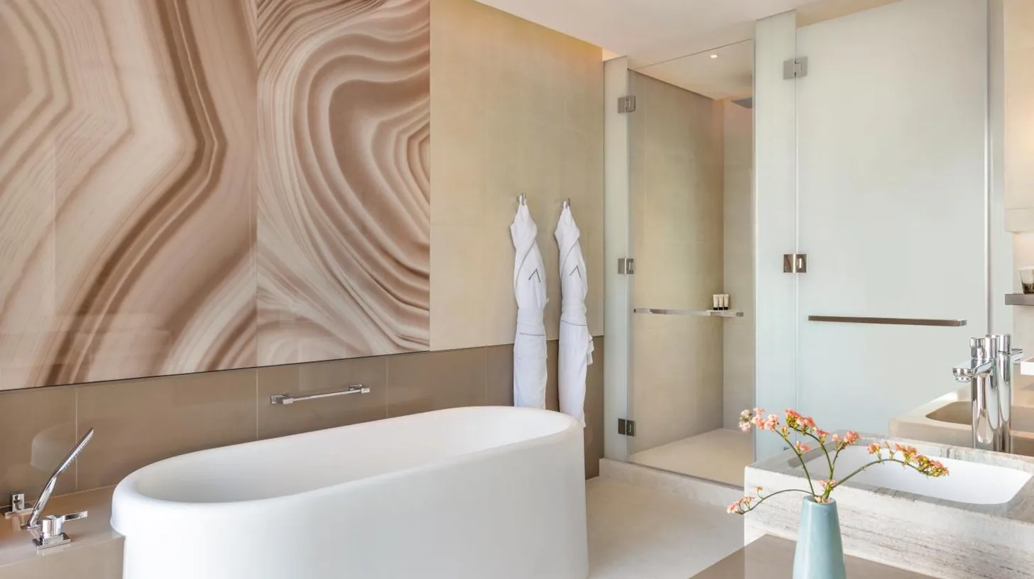 une salle de bains avec une grande baignoire blanche et une douche Ã  l'Address Beach Resort Ã  DubaÃ¯