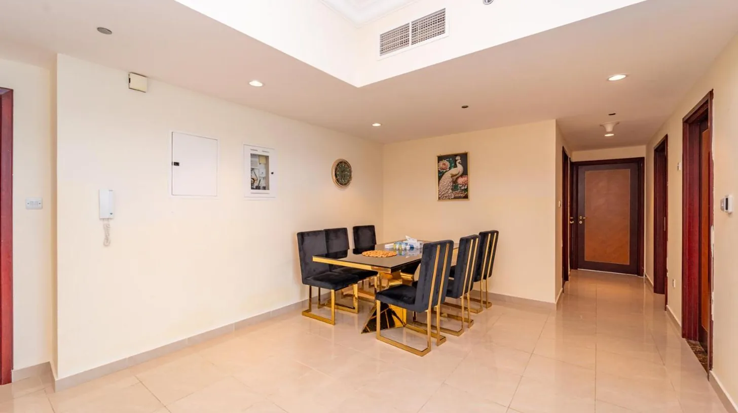 un comedor con mesa y sillas en Ajman Luxurious Holiday Homes en Ajman