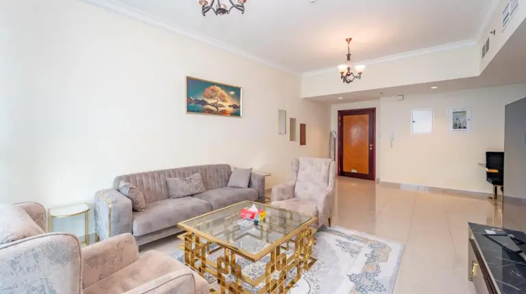 una sala de estar con sofás y mesa de café en Ajman Luxurious Holiday Homes en Ajman