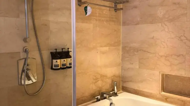 ein Badezimmer mit einer Toilette, einem Waschbecken und einer Dusche im Ascott Kuningan Jakarta in Jakarta