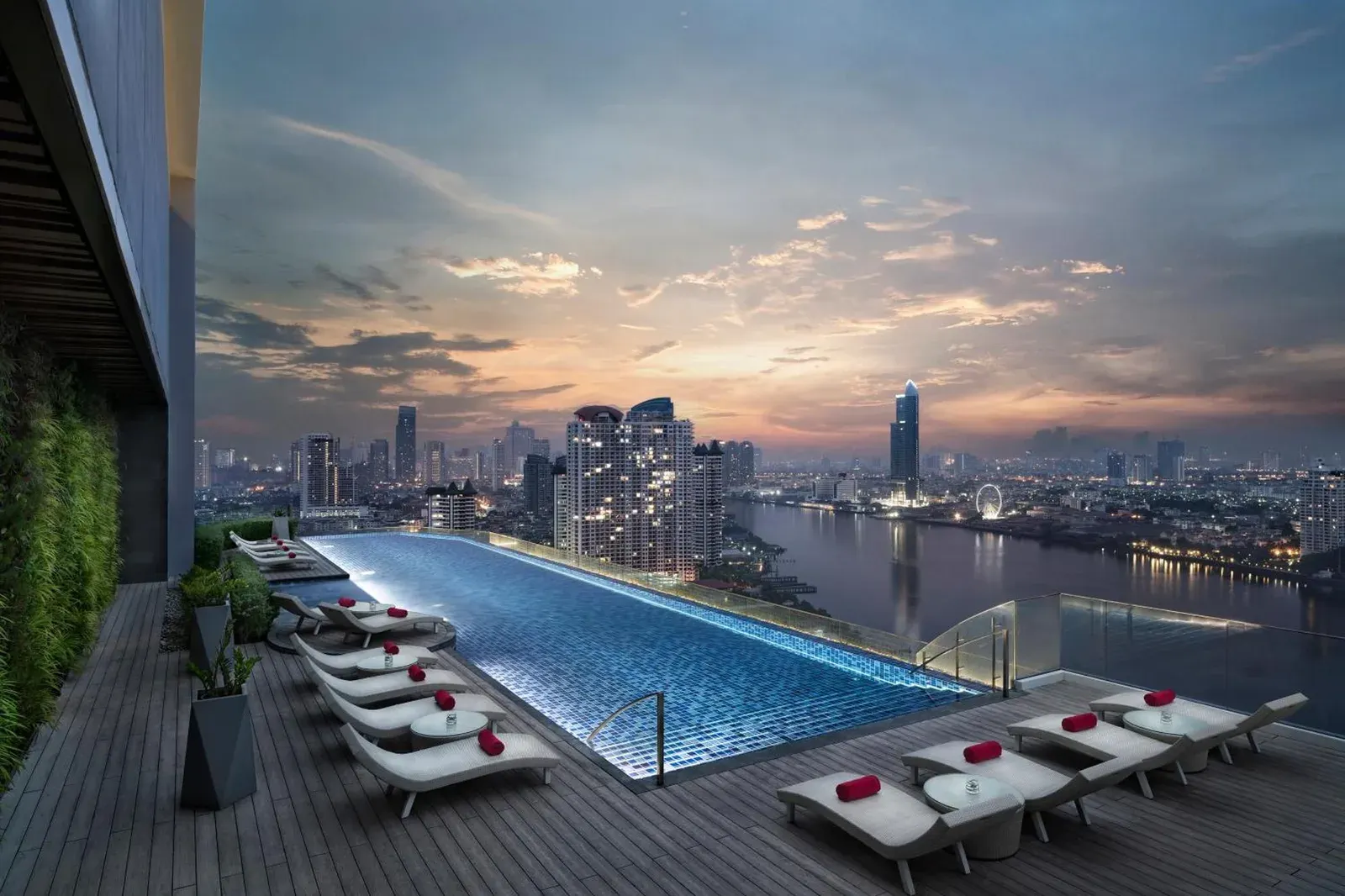 Piscina infinita en Avani Plus Riverside Bangkok Hotel con vistas al rÃ­o Chao Phraya