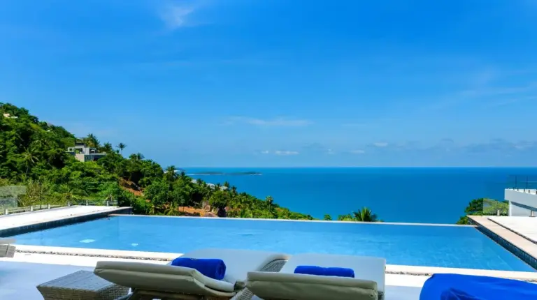 una piscina con vistas al ocÃ©ano en BLUE TIGER Luxury Pool Villa Koh Samui en Koh Samui
