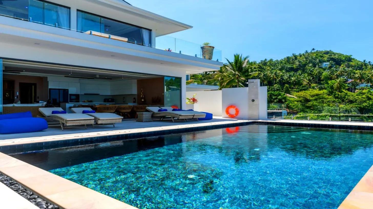 una piscina frente a una casa en BLUE TIGER Luxury Pool Villa Koh Samui en Koh Samui