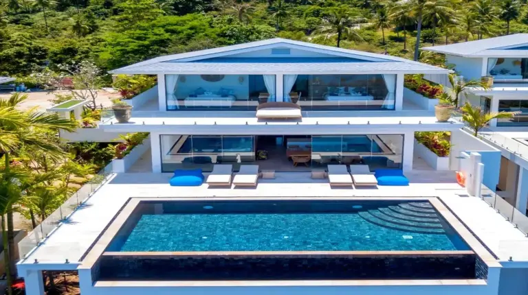 una vista aÃ©rea de una casa con piscina en BLUE TIGER Luxury Pool Villa Koh Samui en Koh Samui