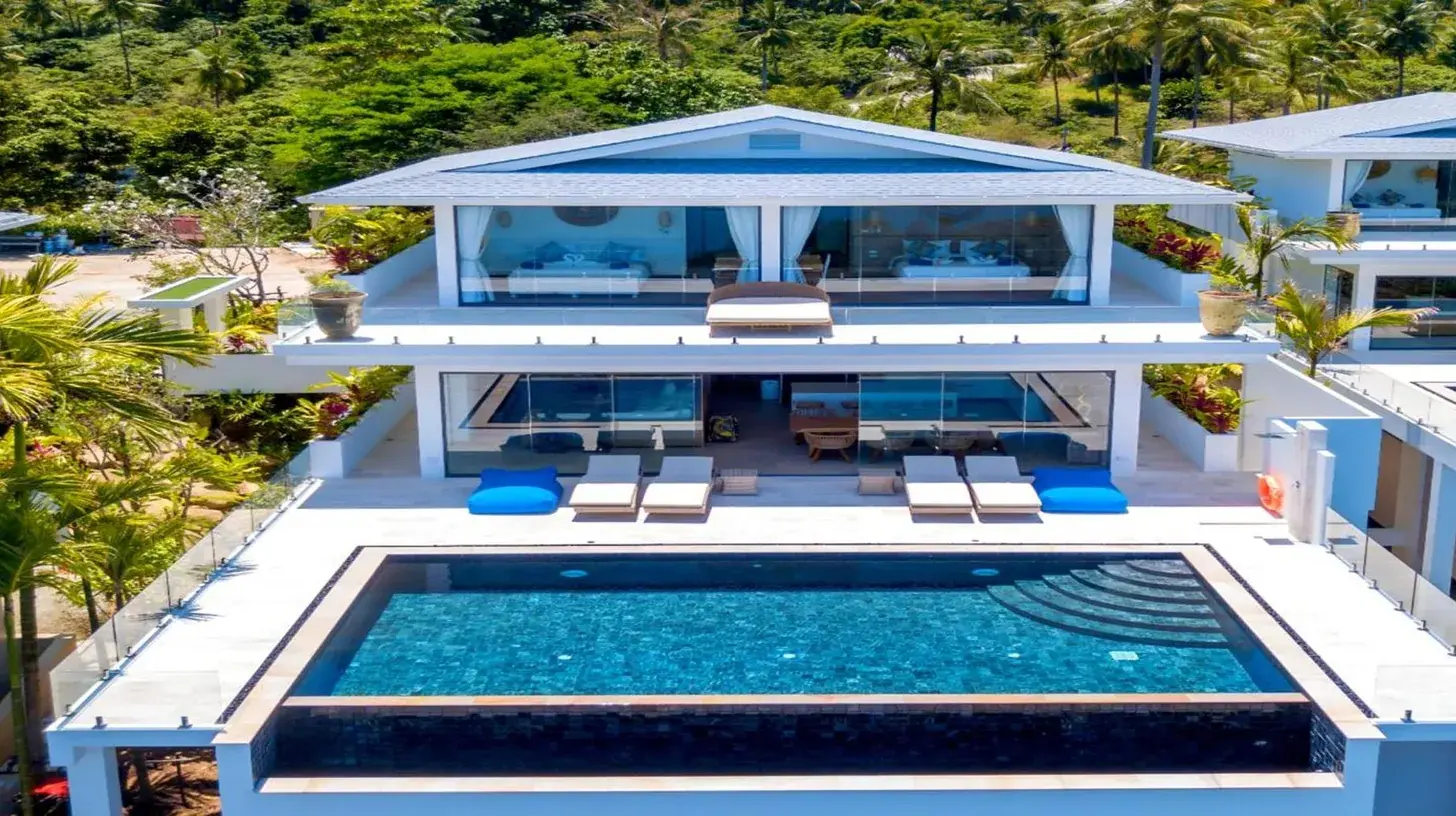 una vista aÃ©rea de una casa con piscina en BLUE TIGER Luxury Pool Villa Koh Samui en Koh Samui