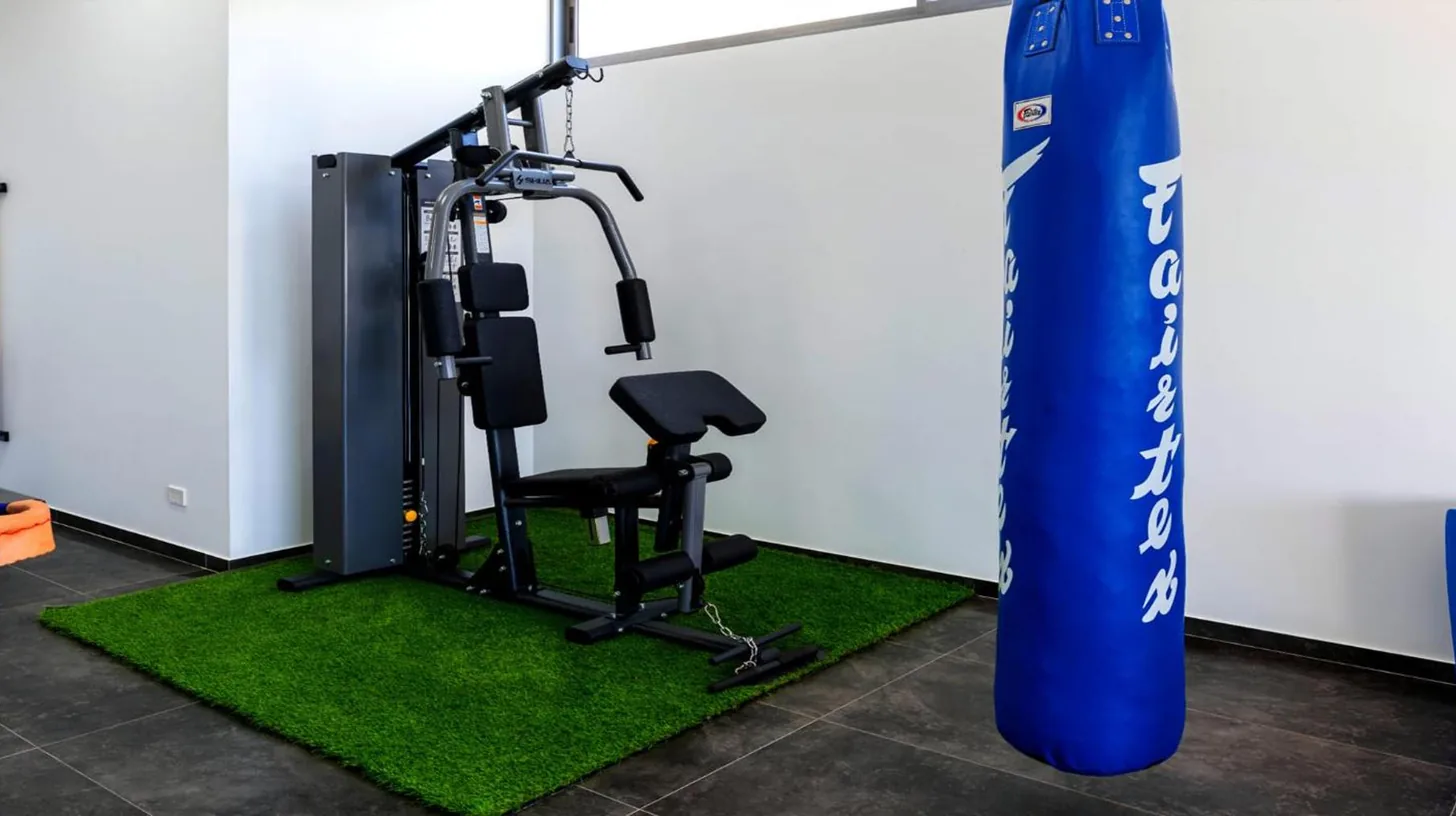 un gimnasio con cinta de correr y saco de boxeo en BLUE TIGER Luxury Pool Villa Koh Samui en Koh Samui