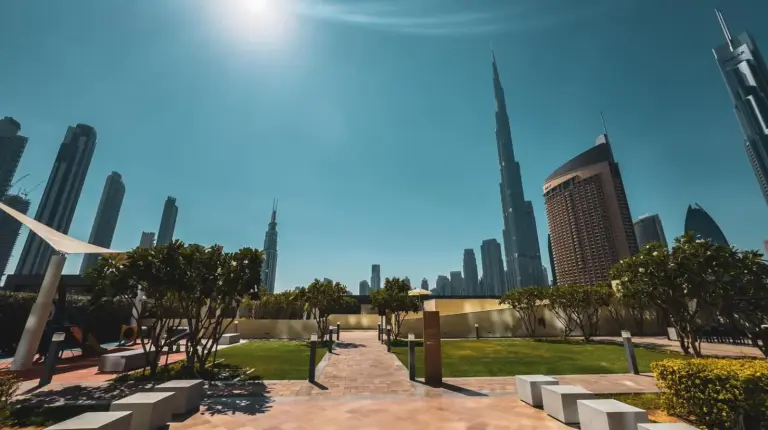 ein Schwimmbad mit einer Stadtskyline im Hintergrund im Brand New! Downtown views located on Dubai Mall in Dubai