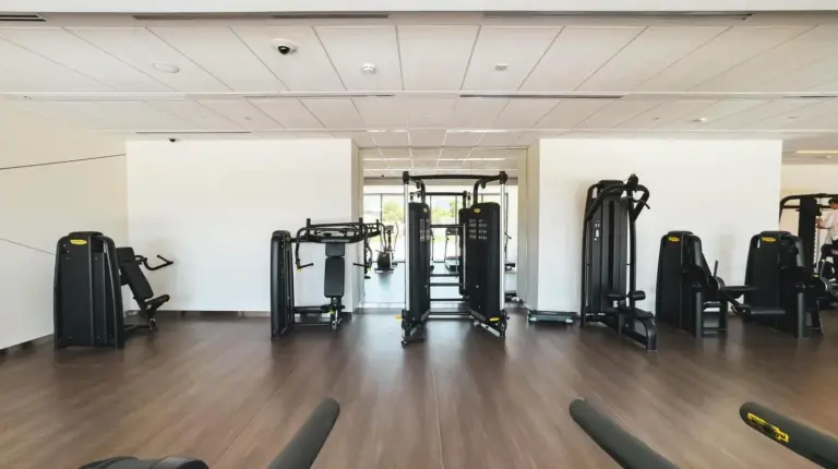 ein Fitnessstudio mit mehreren LaufbÃ¤ndern und GerÃ¤ten in einem Raum im Brand New! Downtown views located on Dubai Mall in Dubai