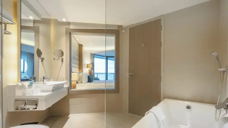 un baÃ±o con baÃ±era, lavabo e inodoro en Cape Dara Resort en el norte de Pattaya