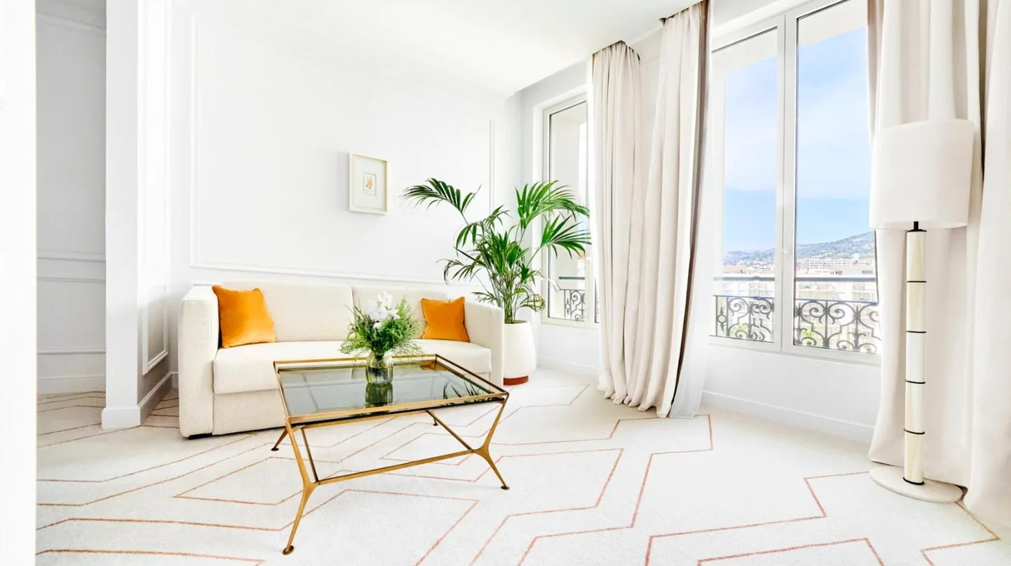 ein Badezimmer mit Waschbecken und Dusche im Carlton Cannes