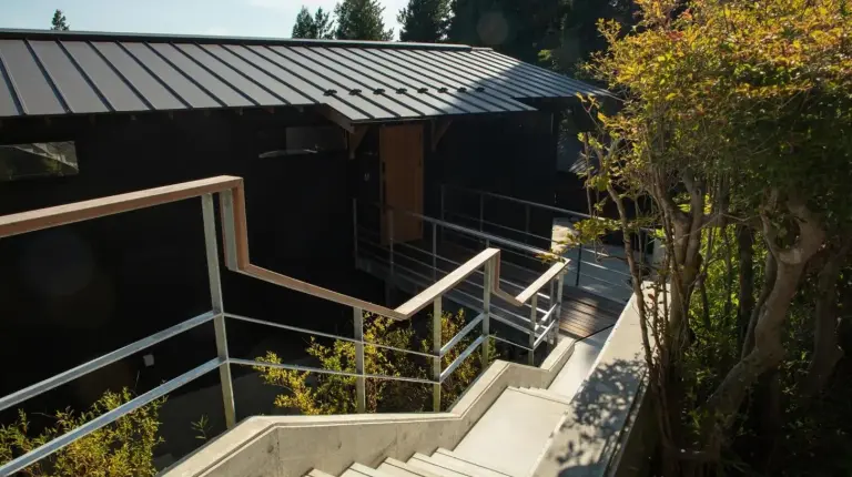 un edificio con escaleras que suben hacia Ã©l en Casablanca Villa Hakone en Hakone