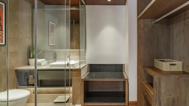 un baÃ±o con ducha, inodoro y lavabo en Dusit Princess Kathmandu en KatmandÃº