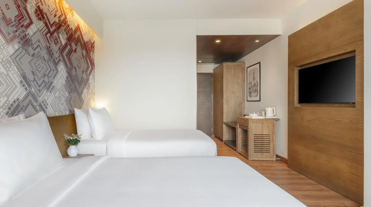 una habitaciÃ³n de hotel con una cama grande y un televisor de pantalla plana en Dusit Princess Kathmandu en KatmandÃº