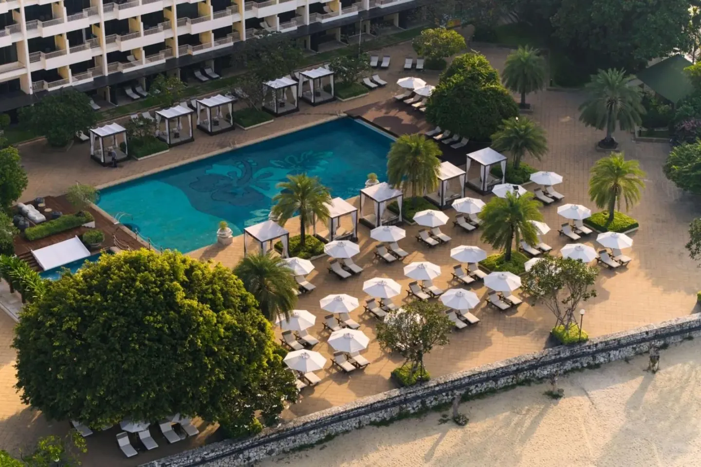 Vue aérienne de la zone de piscine du Dusit Thani Pattaya