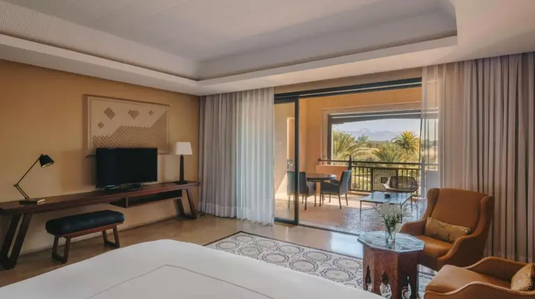 un salon avec une tÃ©lÃ©vision et un salon au Fairmont Royal Palm Marrakech Ã  Marrakech