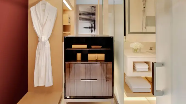 ein begehbarer Kleiderschrank mit Bademantel und HandtÃ¼chern im Four Seasons Hotel Dubai International Financial Centre in Dubai