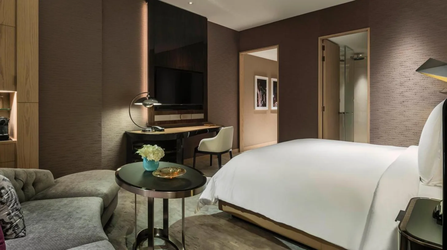ein Hotelzimmer mit einem Bett und einem Schreibtisch im Four Seasons Hotel Dubai International Financial Centre in Dubai