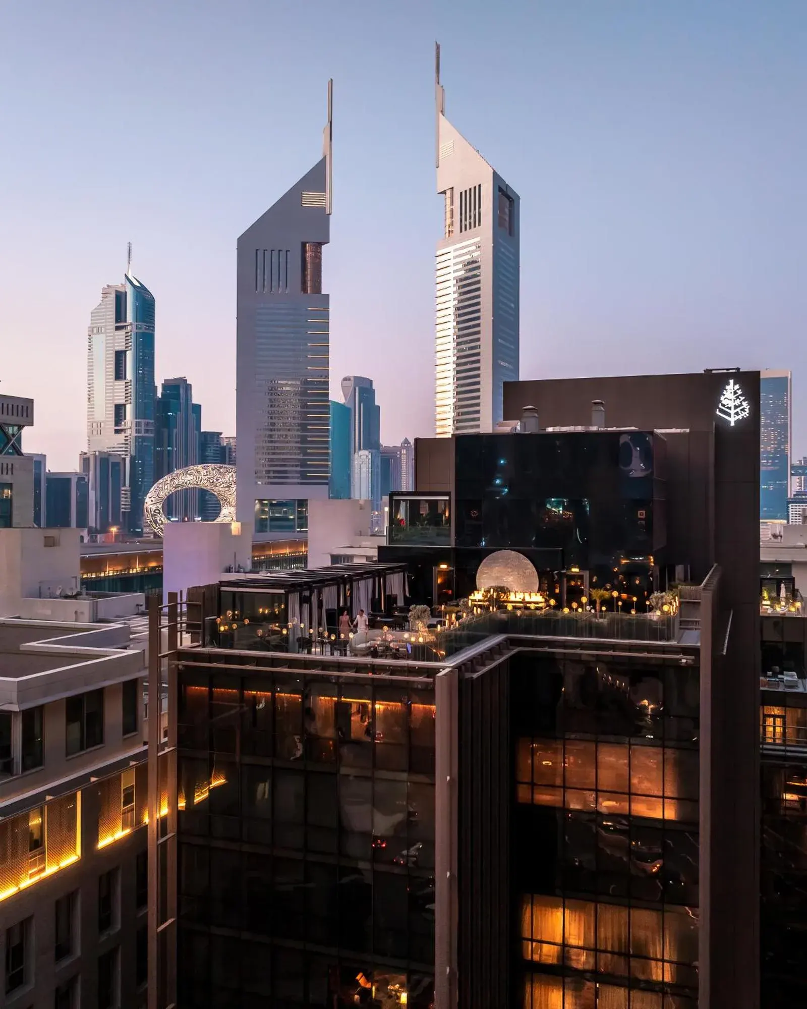 AuÃenansicht des Four Seasons Hotel Dubai International Financial Centre bei Sonnenuntergang