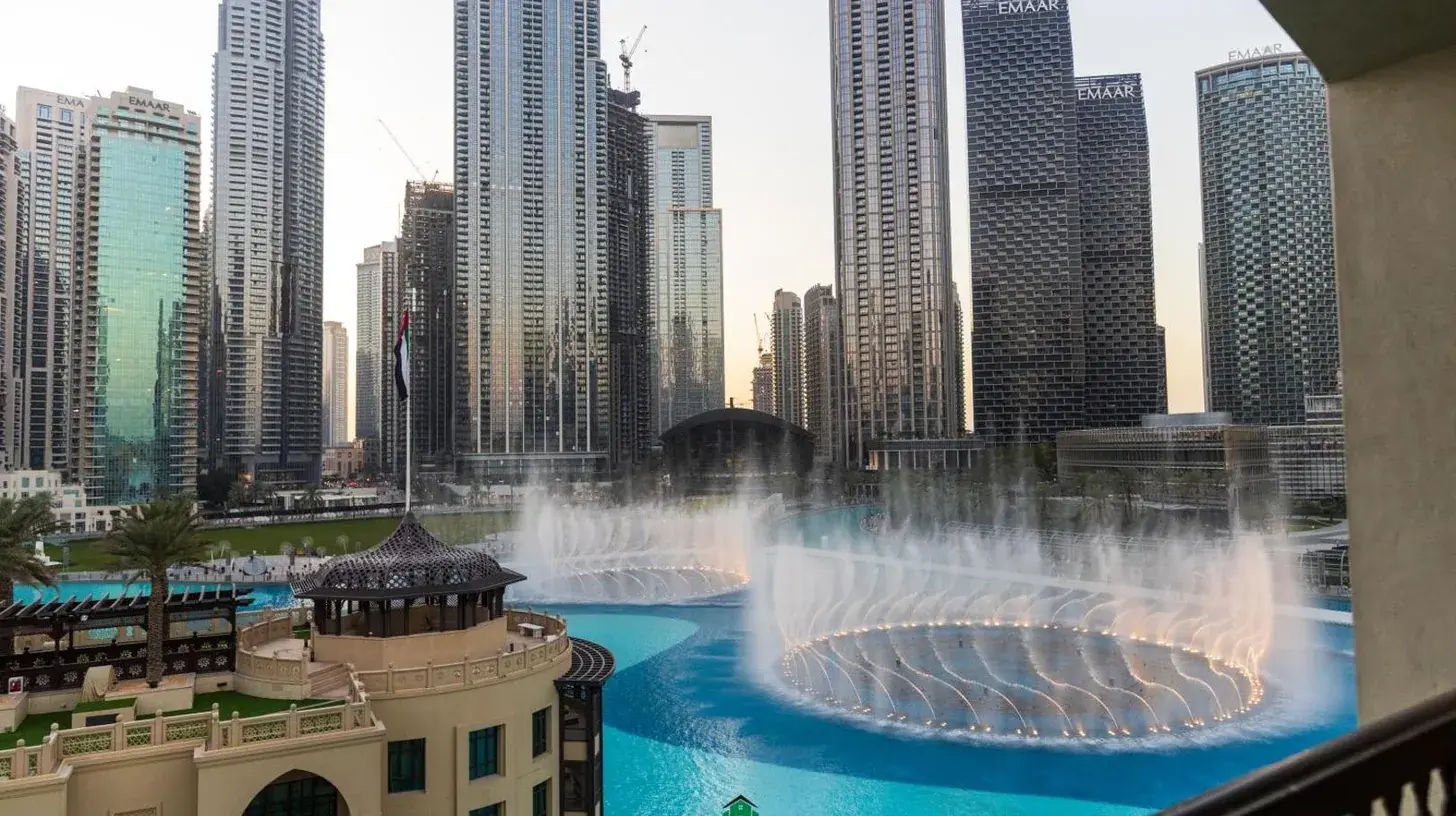 una vista de una fuente de agua en una ciudad en Full View Burj Khalifa and Fountains -Souk Al Bahar- Dream View holiday Home Rent en DubÃ¡i