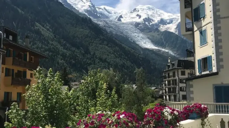 ein Balkon mit Blumen und Blick auf die Berge im Grand HÃ´tel des Alpes in Chamonix-Mont-Blanc
