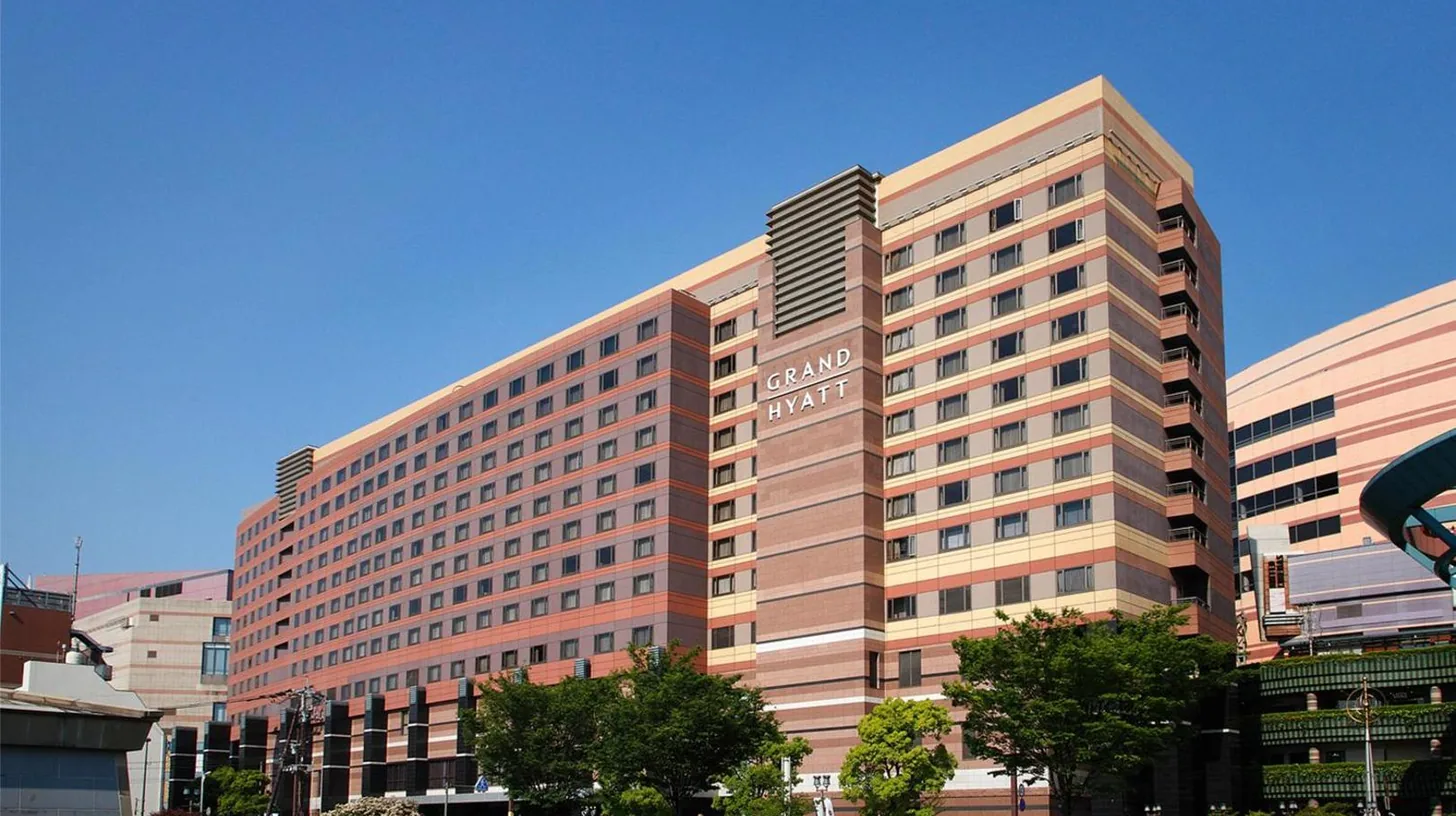 un gran edificio con un letrero en el lateral en Grand Hyatt Fukuoka en Fukuoka