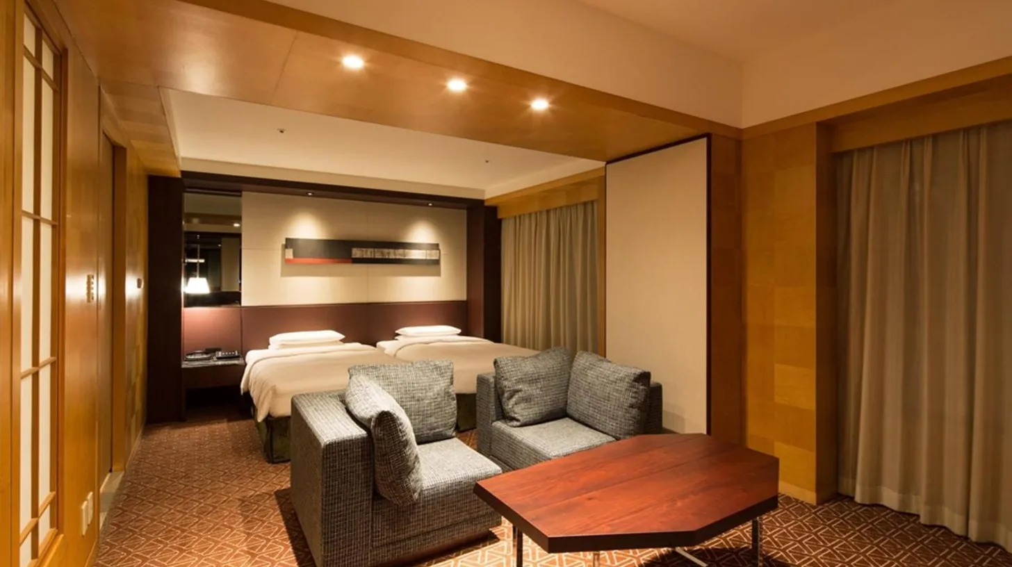 una habitaciÃ³n de hotel con una cama y dos sillas y una mesa en Grand Hyatt Fukuoka en Fukuoka