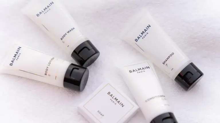 un grupo de tres productos sobre una superficie blanca en Grand Hyatt Fukuoka en Fukuoka