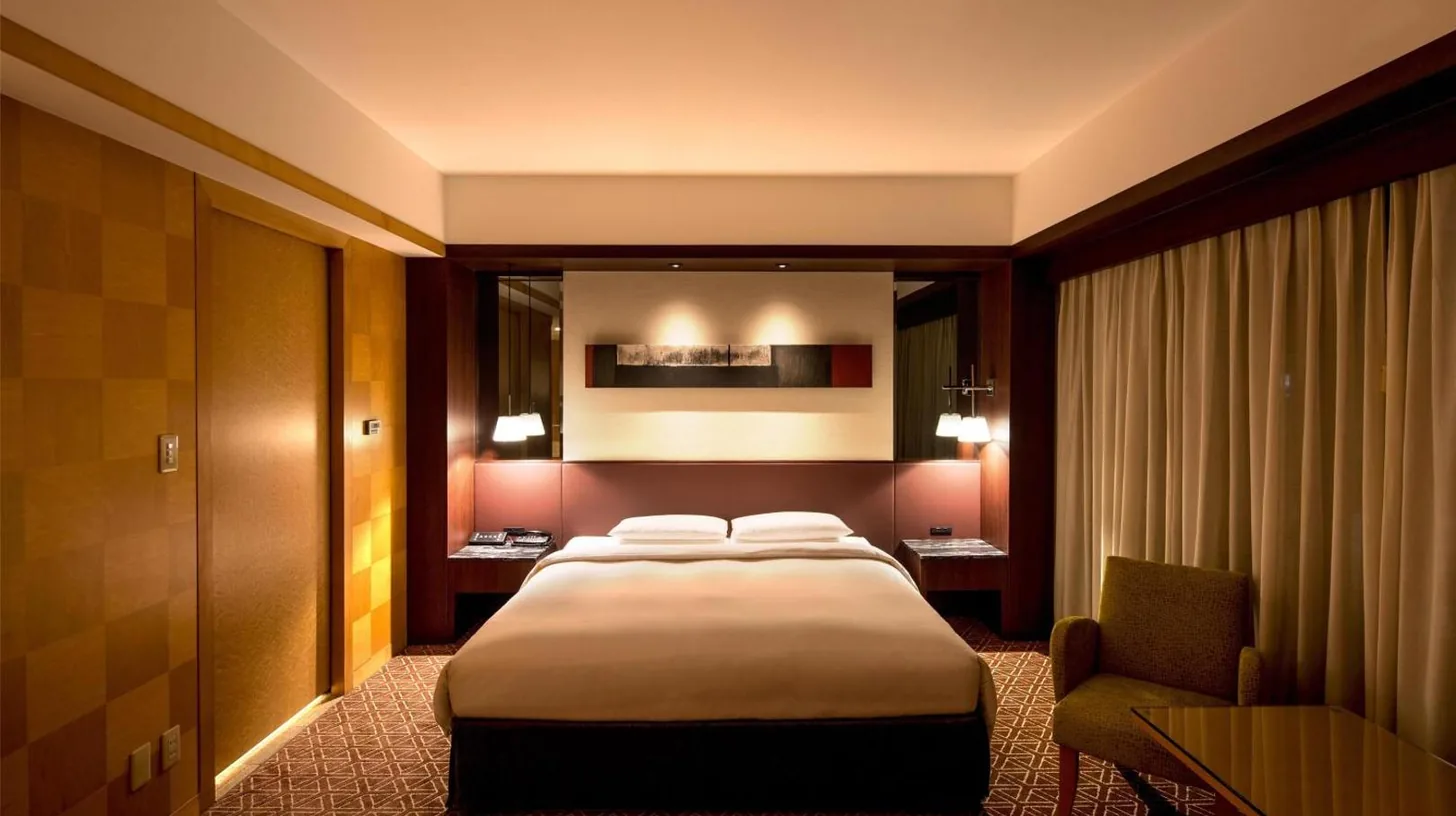 una habitaciÃ³n de hotel con una cama y una silla en Grand Hyatt Fukuoka en Fukuoka