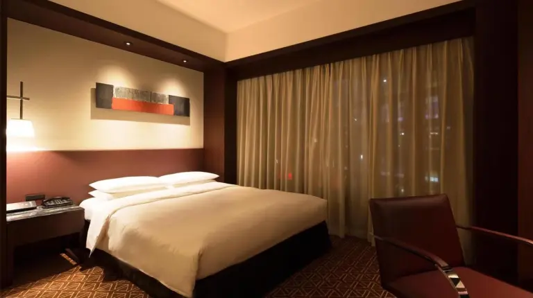 una habitaciÃ³n de hotel con una cama y una ventana en Grand Hyatt Fukuoka en Fukuoka