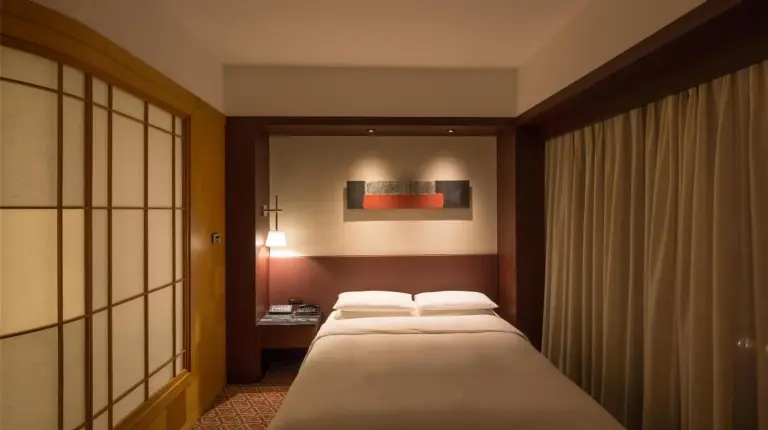 una habitaciÃ³n de hotel con una cama grande y una ventana en Grand Hyatt Fukuoka en Fukuoka