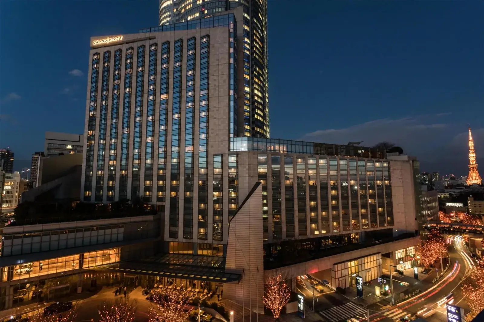 AuÃenansicht des Grand Hyatt Tokyo, die beleuchtete Architektur bei Nacht zeigt