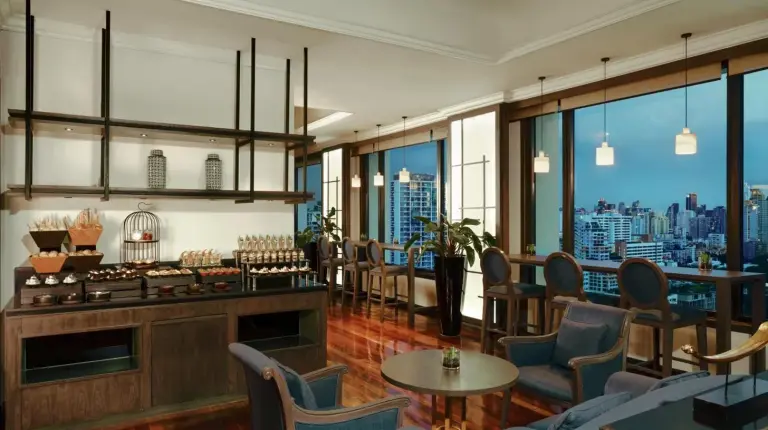 ein weiÃes Badezimmer mit Toilette und Dusche im Grand Mercure Bangkok Atrium in Bangkok
