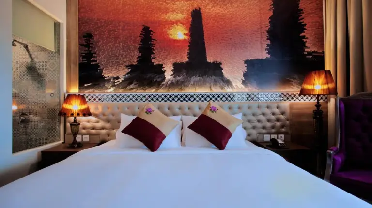 ein Badezimmer mit einer Dusche, einer Toilette und einem Waschbecken im Grand Mercure Yogyakarta Adi Sucipto in Yogyakarta
