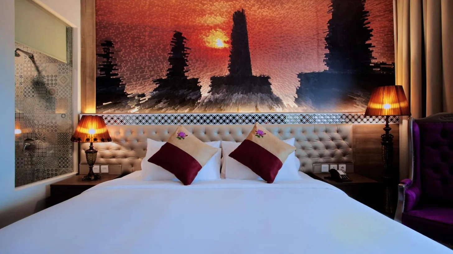 ein Badezimmer mit einer Dusche, einer Toilette und einem Waschbecken im Grand Mercure Yogyakarta Adi Sucipto in Yogyakarta