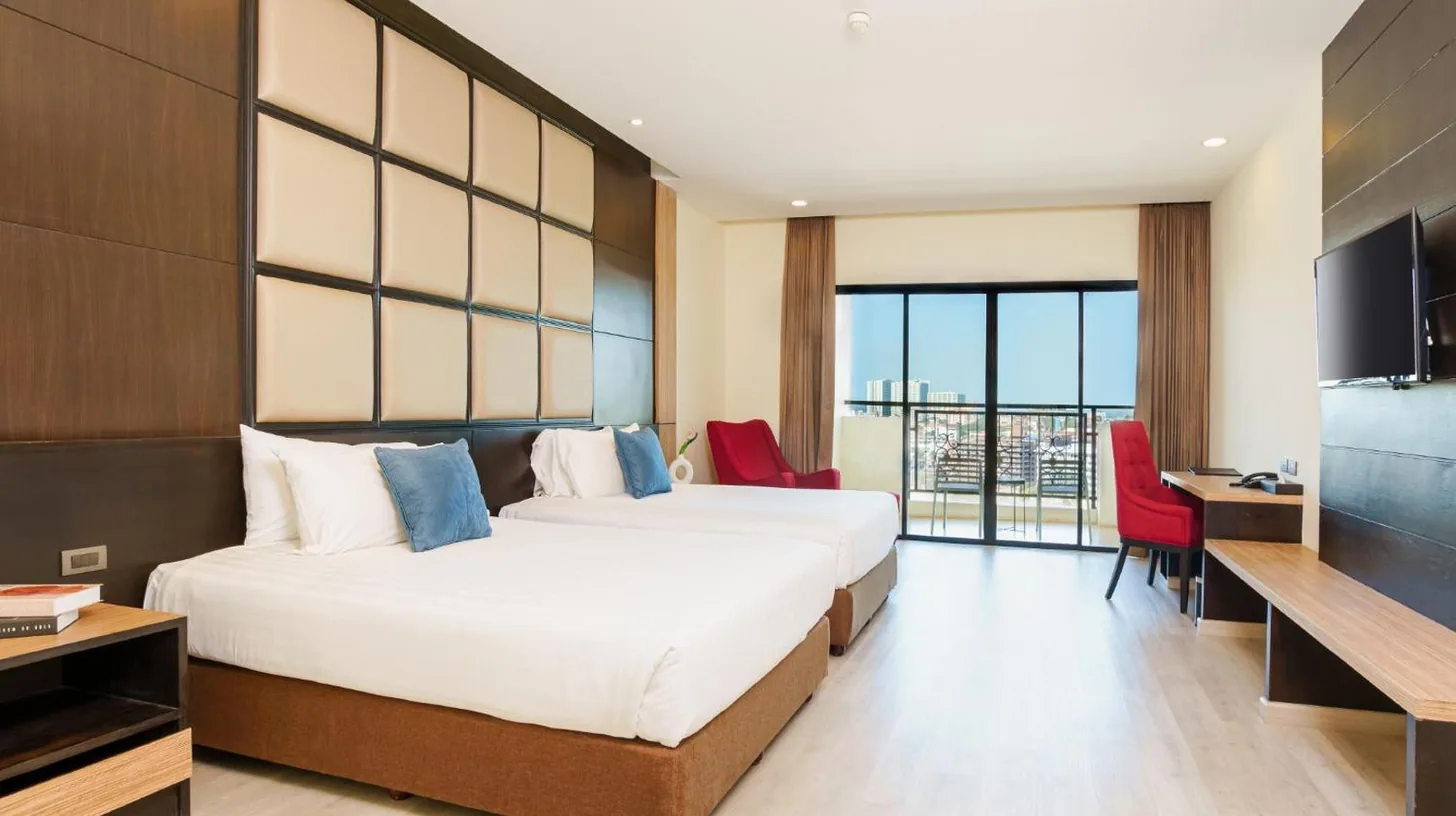 una habitaciÃ³n de hotel con una cama grande y una televisiÃ³n en Grand Palazzo Hotel - SHA Extra Plus en Pattaya Central