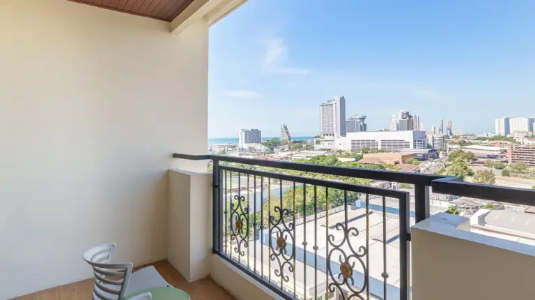 un balcÃ³n con vista a la ciudad en Grand Palazzo Hotel - SHA Extra Plus en Pattaya Central