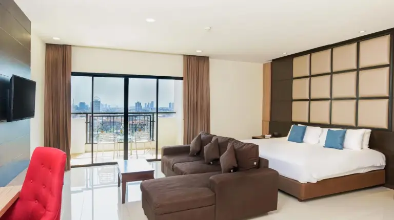 una habitaciÃ³n de hotel con una cama y un sofÃ¡ en Grand Palazzo Hotel - SHA Extra Plus en Pattaya Central