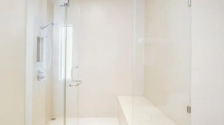 un baÃ±o con una ducha con puerta de cristal en Grand Palazzo Hotel - SHA Extra Plus en Pattaya Central
