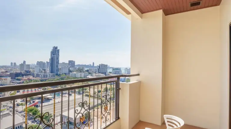 un balcÃ³n con vista a una ciudad en Grand Palazzo Hotel - SHA Extra Plus en Pattaya Central