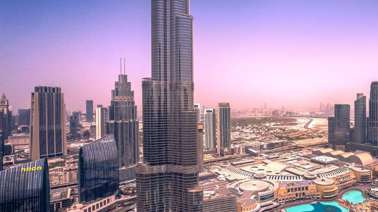 ein Blick auf eine Stadt mit einem hohen Wolkenkratzer bei GRANDE RESIDENCES mit direktem Burj Khalifa‑Blick und privater Springbrunnenshow im 62. Stockwerk mit DXB AIRPORT VIP Shuttle‑Option für 8 Gäste in Dubai