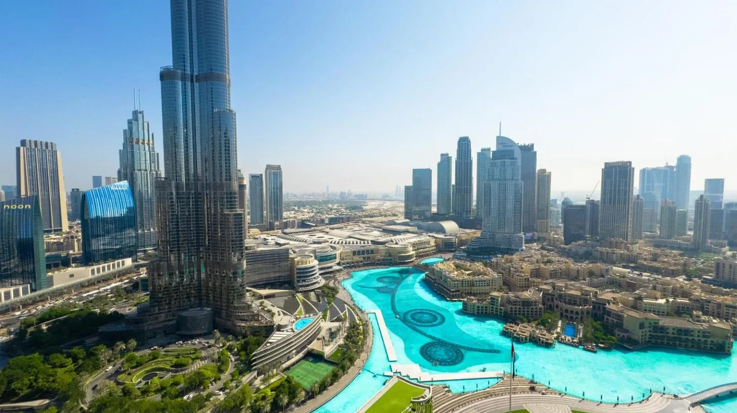 eine Luftaufnahme einer Stadt mit hohen Gebäuden bei GRANDE RESIDENCES mit direktem Burj Khalifa‑Blick und privater Springbrunnenshow im 62. Stockwerk mit DXB AIRPORT VIP Shuttle‑Option für 8 Gäste in Dubai