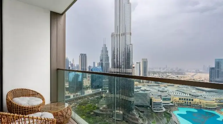 un balcon avec vue sur une ville depuis un bÃ¢timent Ã  Grande Signature Residences Ã  DubaÃ¯