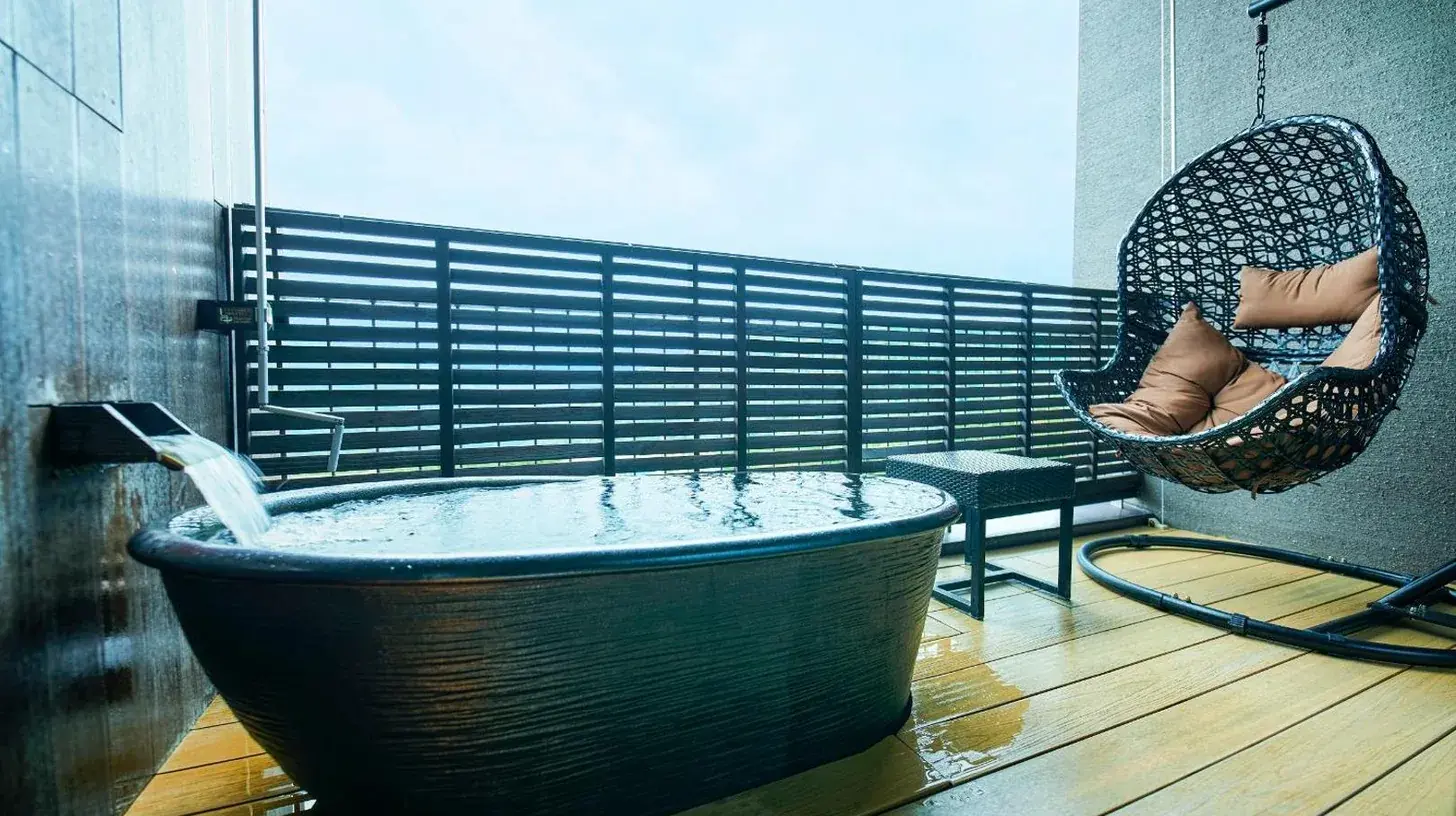 eine Badewanne in einer Hängematte in einem Zimmer im Hakone Kowakien Tenyu in Hakone