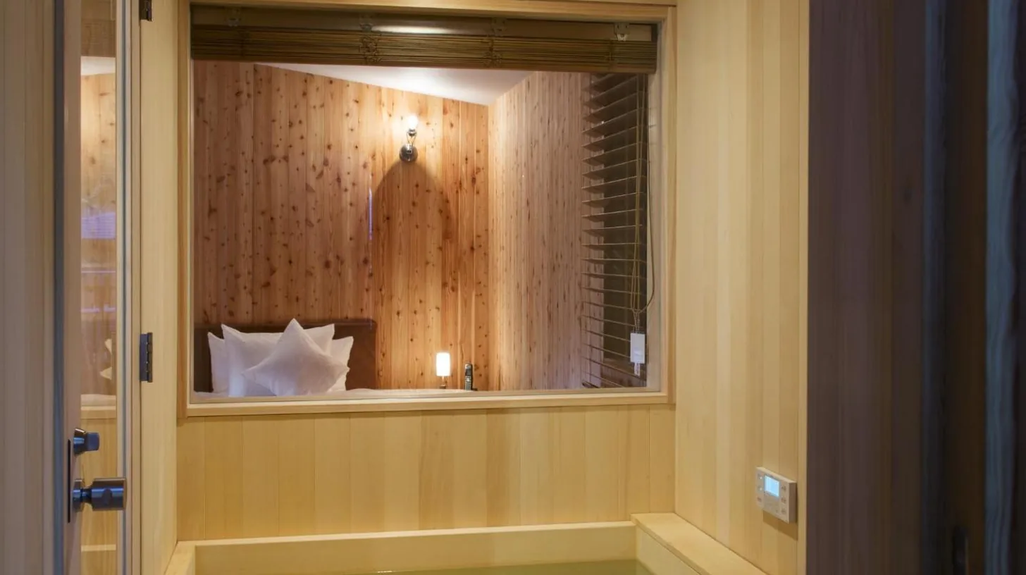 une salle de bain avec une fenÃªtre avec un mannequin Ã  Hakone Retreat villa 1/f Ã  Hakone