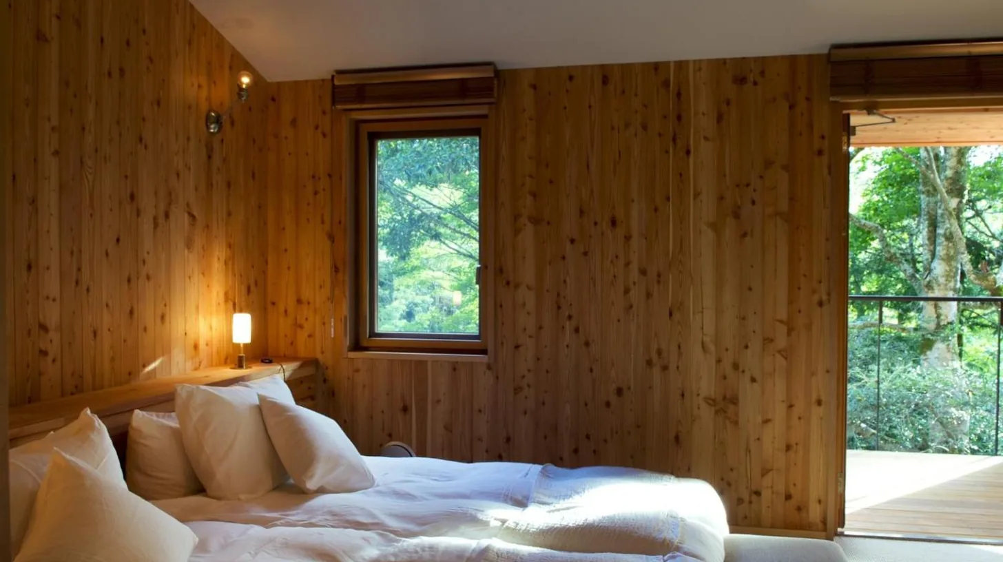 une chambre avec un grand lit blanc avec une fenÃªtre Ã  Hakone Retreat villa 1/f Ã  Hakone