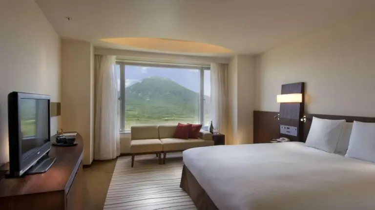 una habitaciÃ³n de hotel con una cama grande y una ventana en Hilton Niseko Village en Niseko